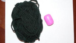 fig.1: lana acrilica y huevo kinder